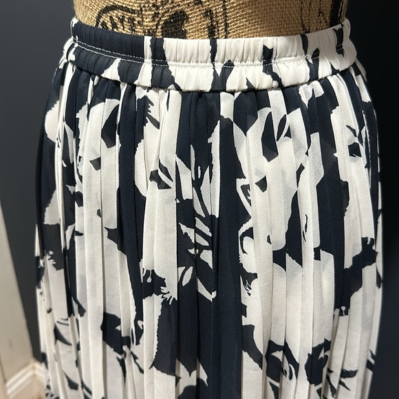 Club Monaco size 0 elastic waisted Navy and white pleated skirt - Picture 3 of 7